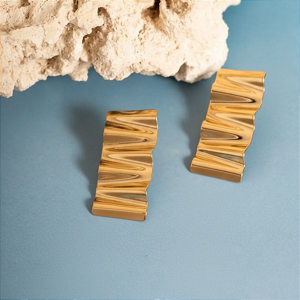 Brinco Detalhado Banhado a Ouro