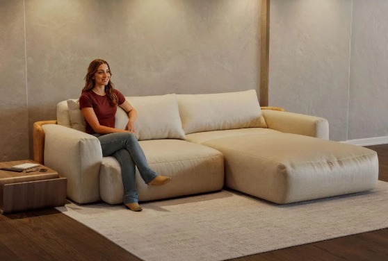 Sofá Cama Ibiza com Chaise 2,60m em Linho Off White Marfim e Corino Marrom - Home Mobily*