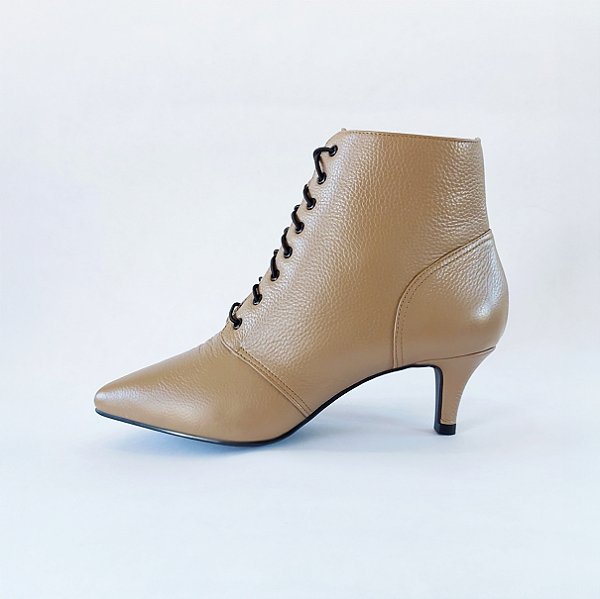 BOTA SALTO BAIXO FINO COURO NUDE ESCURO CONFORTAVEL