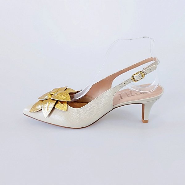 SCARPIN SALTO FINO COURO OFF WHITE DOURADO CONFORTAVEL