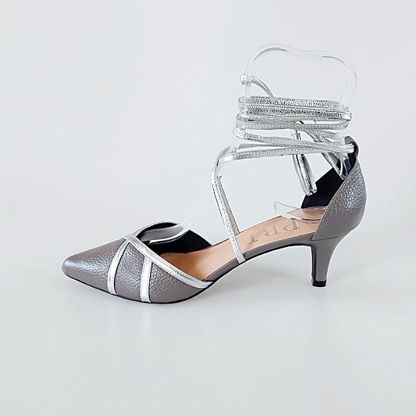 SCARPIN SALTO FINO COURO CINZA PRATA CONFORTAVEL