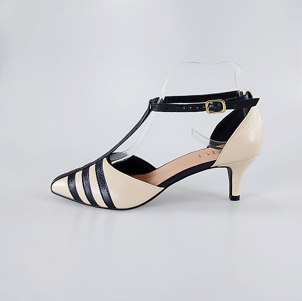 SCARPIN SALTO FINO COURO OFF WHITE PRETO CONFORTAVEL