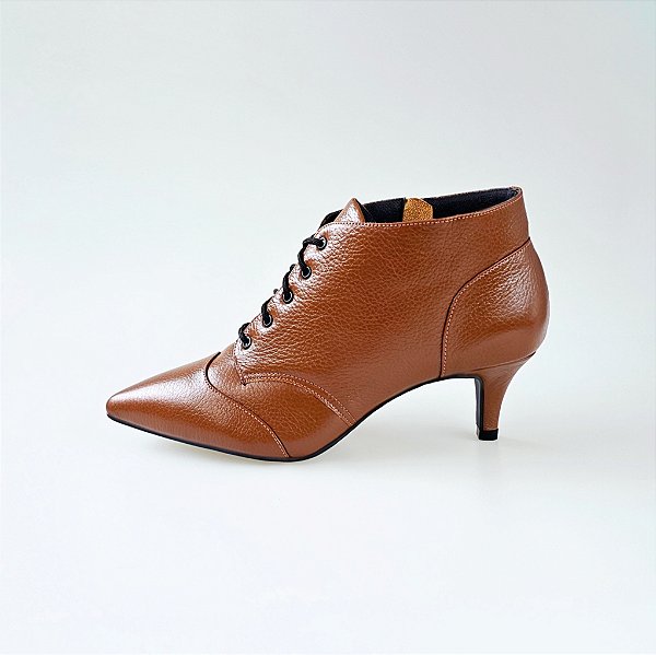 BOTA SALTO FINO COURO MARROM CONFORTAVEL