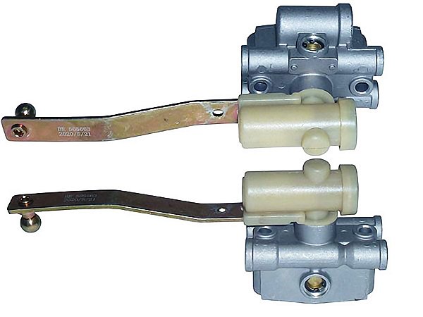Válvula de Nível Knorr Traseira Lado Direito com Haste Curta para Mercedes O370/O371/O400/O500/OH1421L - 0003282130