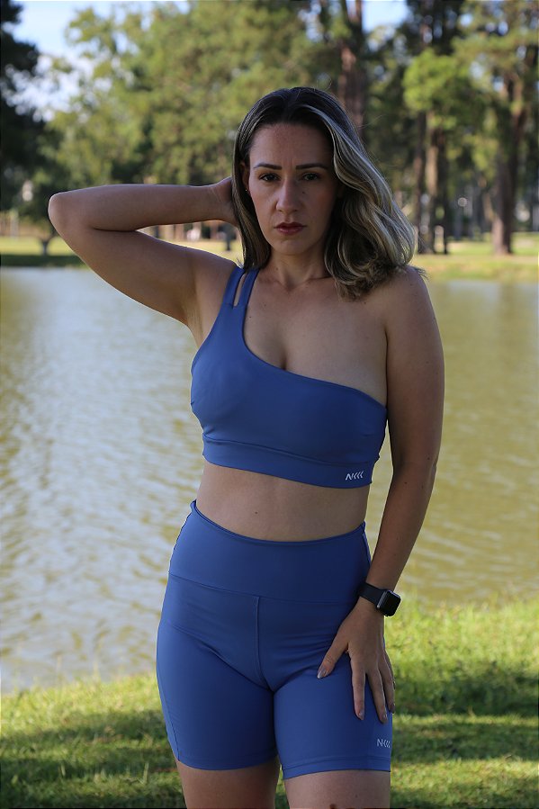 Conjunto Azul Serenity - Shorts Curto e Top Ombro Trançado
