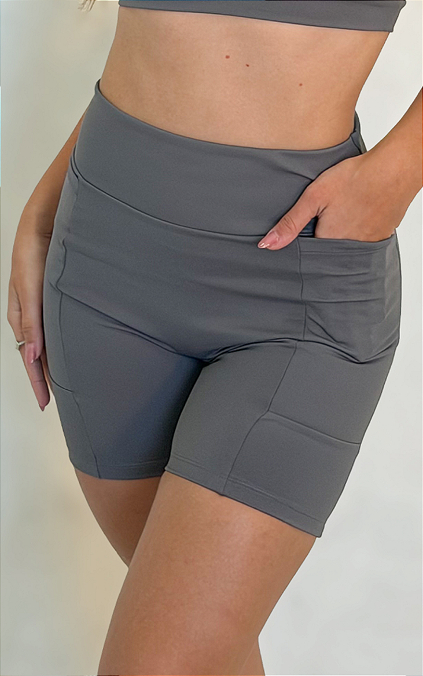 Shorts com bolso nas laterais