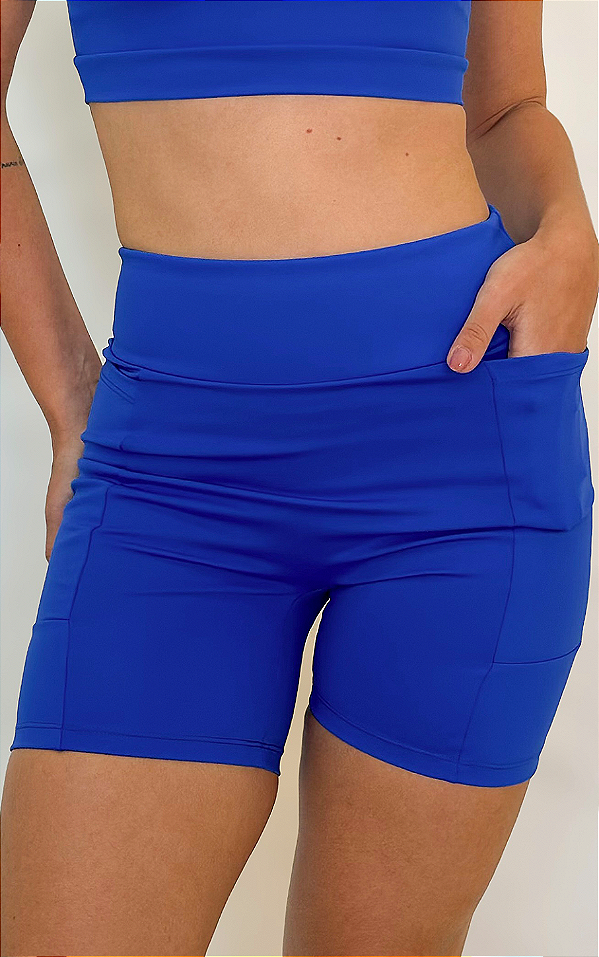 Shorts fitness com bolso nas laterais