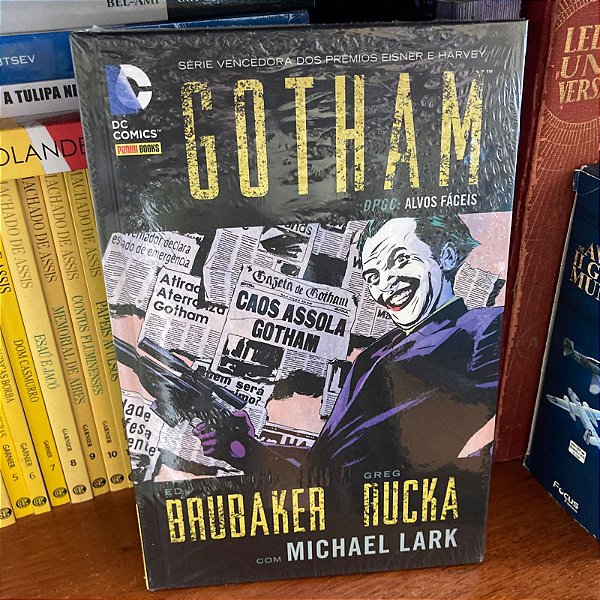 HQ: Gotham, 2: DPGC: Alvos Fáceis, de Ed Brubaker, Greg Rucka & Michael Lark  - Lacrado