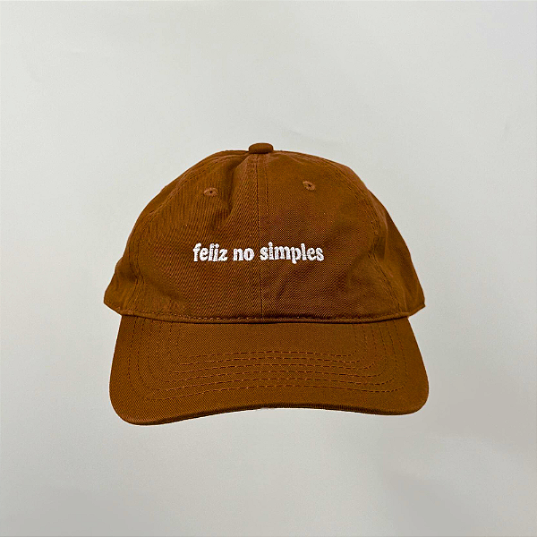 Boné Bordado Ajustável Identidade Carioca – "Feliz no Simples" (Marrom)