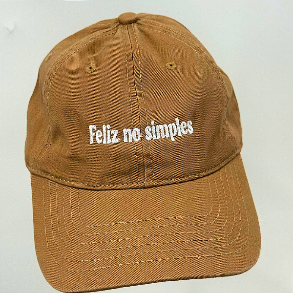 Boné Bordado Ajustável Identidade Carioca – "Feliz no Simples" (Bege)