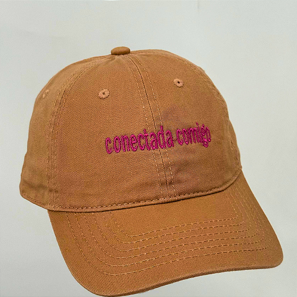 Boné Bordado Ajustável Identidade Carioca – "Conectada Comigo"-(Bege-rosa)