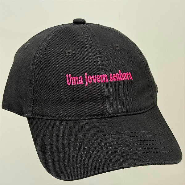 Boné Bordado Ajustável Identidade Carioca – "Uma Jovem Senhora"-(Cinza-Rosa)