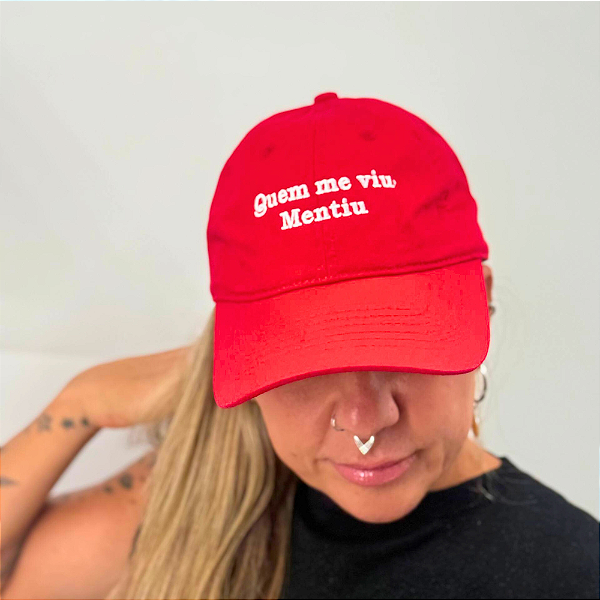 Boné Bordado Ajustável Identidade Carioca – "Quem me viu mentiu" (Vermelho)