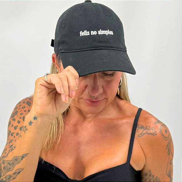 Boné Bordado Ajustável Identidade Carioca – "Feliz no simples" (Preto)