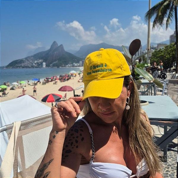 Boné Bordado Ajustável Identidade Carioca – "Brasil é dos Brasileiros" (Amarelo)