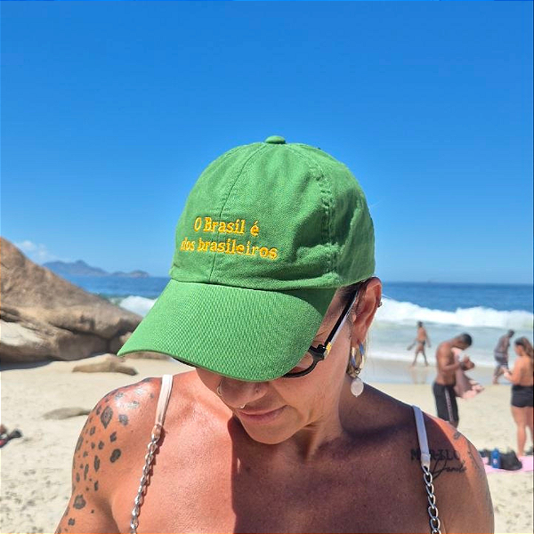 Boné Bordado Ajustável Identidade Carioca – "Brasil é dos Brasileiros" (Verde)