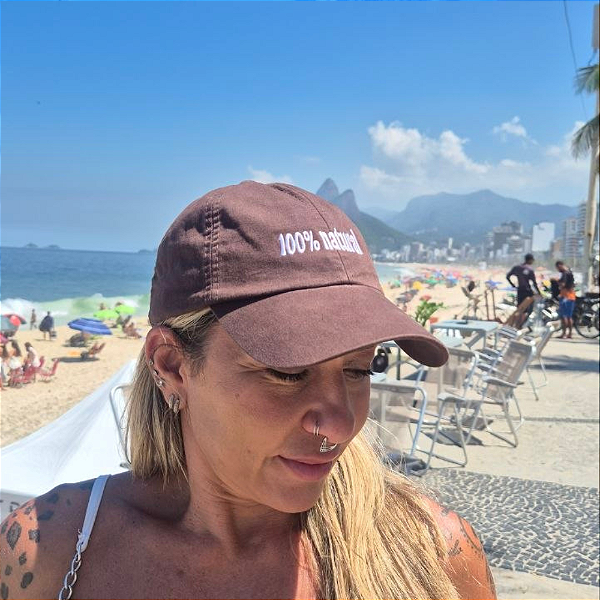 Boné Bordado Ajustável Identidade Carioca – "100% Natural " (Marrom)