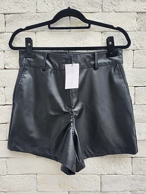 Shorts Couro Eco Básico
