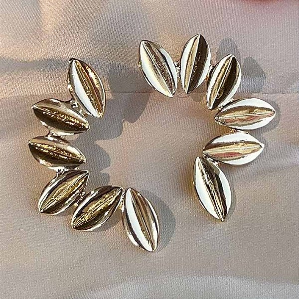 Brinco Folhas em Metal Dourado