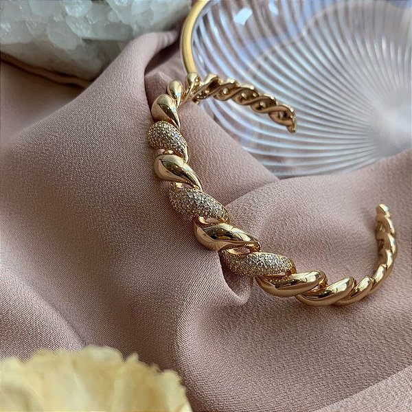 Bracelete Torcido Com Detalhes Cravejados