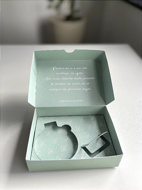 Caixa vazia com berço em recorte especial personalizado