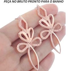 BRINCO NO BRUTO PRONTO PARA BANHO JA NO COBRE EM PENDURICADO EM DETALHES VAZADOS BAIXA FUSÃO 12GR TAMANHO APROXIMADO:5CM REF.BRU873