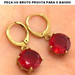 BRINCO PRESSÃO NO BRUTO PRONTO PARA BANHO JÁ NO COBRE EM ZIRCÔNIA 10x10mm VERMELHA 1.9GR TAMANHO APROXIMADO:2.5CM REF.BRU408