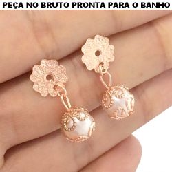 BRINCO NO BRUTO PRONTO PARA BANHO EM PEROLA BRANCA 2GR TAMANHO APROXIMADO:2,3CM REF.BRU089