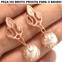 BRINCO NO BRUTO PRONTO PARA BANHO EM PEROLA BRANCA 2,2GR TAMANHO APROXIMADO:3CM REF.BRU1040