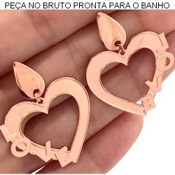 BRINCO NO BRUTO PRONTO PARA BANHO JA NO COBRE COM A PALAVRA LOVE 3,6GR TAMANHO APROXIMADO:4CM REF.BRU222