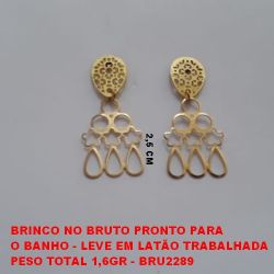 BRINCO NO BRUTO PRONTO PARA  O BANHO - LEVE EM LATÃO TRABALHADA PESO TOTAL 1,6GR - BRU2289