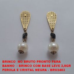 BRINCO  NO BRUTO PRONTO PARA  BANHO  - BRINCO COM BASE LEVE 2,8GR  PEROLA E CRISTAL NEGRA - BRU2403