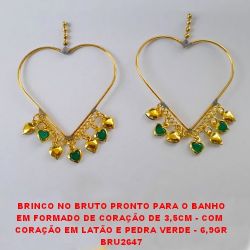 BRINCO NO BRUTO PRONTO PARA O BANHO EM FORMADO DE CORAÇÃO DE 3,5CM - COM  CORAÇÃO EM LATÃO E PEDRA VERDE - 6,9GR BRU2647