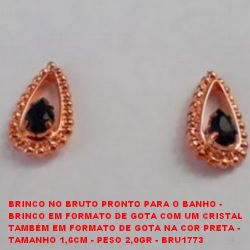 BRINCO NO BRUTO PRONTO PARA O BANHO -  BRINCO EM FORMATO DE GOTA COM UM CRISTAL  TAMBÉM EM FORMATO DE GOTA NA COR PRETA -  TAMANHO 1,6CM - PESO 2,0GR - BRU1773
