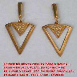 BRINCO NO BRUTO PRONTO PARA O BANHO -  BRINCO EM ALTA FUSÃO EM FORMATO DE  TRIÂNGULO CRAVEJADO EM MICRO ZIRCONIAS -  TAMANHO 3,8CM - PESO 3,1GR - BRU2180