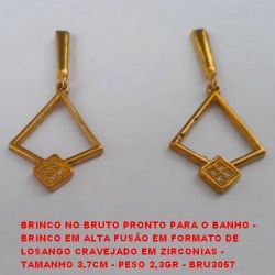 BRINCO NO BRUTO PRONTO PARA O BANHO - BRINCO EM ALTA FUSÃO EM FORMATO DE  LOSANGO CRAVEJADO EM ZIRCONIAS -  TAMANHO 3,7CM - PESO 2,3GR - BRU3057