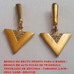 BRINCO NO BRUTO PRONTO PARA O BANHO - BRINCO EM ALTA FUSÃO DE TRIÂNGULO  CRAVEJADO DE ZIRCONIA - TAMANHO 2,9CM -  PESO 2,0GR - BRU3128