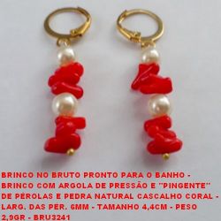 BRINCO NO BRUTO PRONTO PARA O BANHO -  BRINCO COM ARGOLA DE PRESSÃO E ''PINGENTE''  DE PÉROLAS E PEDRA NATURAL CASCALHO CORAL -  LARG. DAS PÉR. 6MM - TAMANHO 4,4CM - PESO  2,9GR - BRU3241