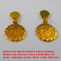 BRINCO NO BRUTO PRONTO PARA O BANHO -  BRINCO DE CÍRCULO COM A FRASE DEUS TE  GUIE - TAMANHO 2,0CM - PESO 1,4GR - BRU1143