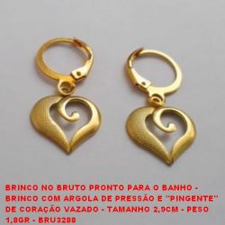 BRINCO NO BRUTO PRONTO PARA O BANHO(3233) -  BRINCO COM ARGOLA DE PRESSÃO E ''PINGENTE''  DE CORAÇÃO VAZADO - TAMANHO 2,9CM - PESO  1,8GR - BRU3288