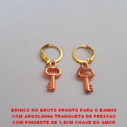 BRINCO NO BRUTO PRONTO PARA O BANHO COM ARGOLINHA TRANQUETA DE PRESSAO COM PINGENTE DE 1,5CM CHAVE DO AMOR 1,2GR - BRU0247