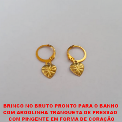 BRINCO NO BRUTO PRONTO PARA O BANHO  COM ARGOLINHA TRANQUETA DE PRESSAO   COM PINGENTE EM FORMA DE CORAÇÃO PESO 1,3GR - BRU3187