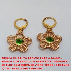 BRINCO NO BRUTO PRONTO PARA O BANHO -  BRINCO COM ARGOLA DE PRESSÃO E ''PINGENTE''  DE FLOR COM PEDRA DE VIDRO VERDE - TAMANHO  3,7CM - PESO 3,3GR - BRU3608