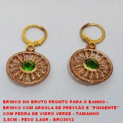 BRINCO NO BRUTO PRONTO PARA O BANHO -  BRINCO COM ARGOLA DE PRESSÃO E ''PINGENTE''  COM PEDRA DE VIDRO VERDE - TAMANHO  3,8CM - PESO 3,4GR - BRU3612