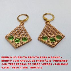 BRINCO NO BRUTO PRONTO PARA O BANHO -  BRINCO COM ARGOLA DE PRESSÃO E ''PINGENTE''  COM TRÊS PEDRAS DE VIDRO VERDES - TAMANHO  4,8CM - PESO 4,3GR - BRU3613