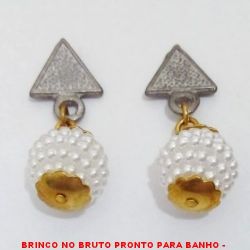 BRINCO NO BRUTO PRONTO PARA BANHO -  BRINCO COM BOLINHA DE PÉROLAS DE 8MM -  TAMANHO:2,4CM - PESO:2,4GR - BRU1630