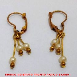 BRINCO NO BRUTO PRONTO PARA O BANHO -  BRINCO DE  ARGOLA DE PRESSÃO COM PÉROLAS  DE 3MM E BOLINHA DE 2MM - TAMANHO:4,2CM -  PESO:2,1GR - BRU0261