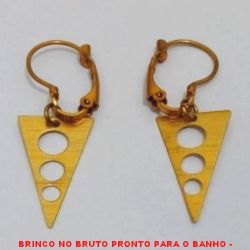 BRINCO NO BRUTO PRONTO PARA O BANHO -  BRINCO DE  ARGOLA DE PRESSÃO COM TRIÂNGULO  VAZADO - TAMANHO:3,9CM - PESO:1,6GR - BRU0220