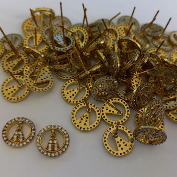 BRINCO NO BRUTO PRONTO PARA O BANHO BRINCO DE NOSSA SENHORA APARECIDA TODA CRAVEJADA EM MICRO ZIRCONIA - TAMANHO 10MM PESO TOTAL 1.2GR - BRU5381