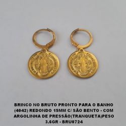BRINCO NO BRUTO PRONTO PARA O BANHO (4042) REDONDO 15MM C/ SÃO BENTO - COM ARGOLINHA DE PRESSÃO(TRANQUETA)PESO 3.6GR - BRU0724